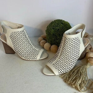 Vince Camuto Vanilla White Leather Dastana Peep-toe Sandal Sz 6
